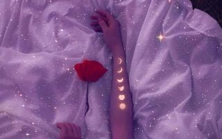 red flore in bed wallpaper