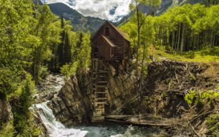 4K nature house forestWindows 11 Wallpaper scaled