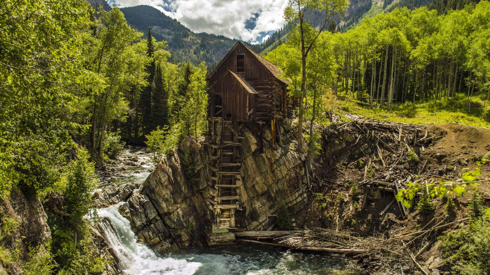 4K nature ,house ,forest,Windows 11 Wallpaper