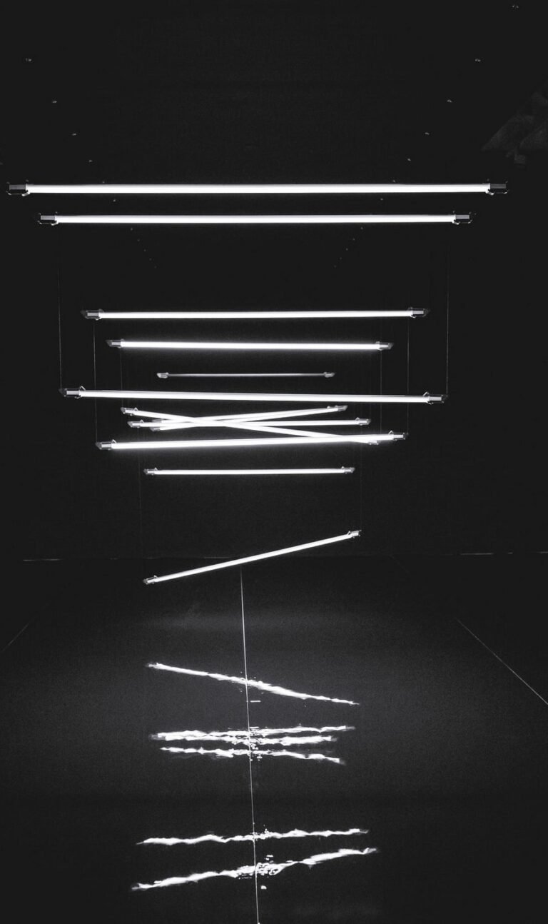 black minimalist wallpaper iphone 13 1