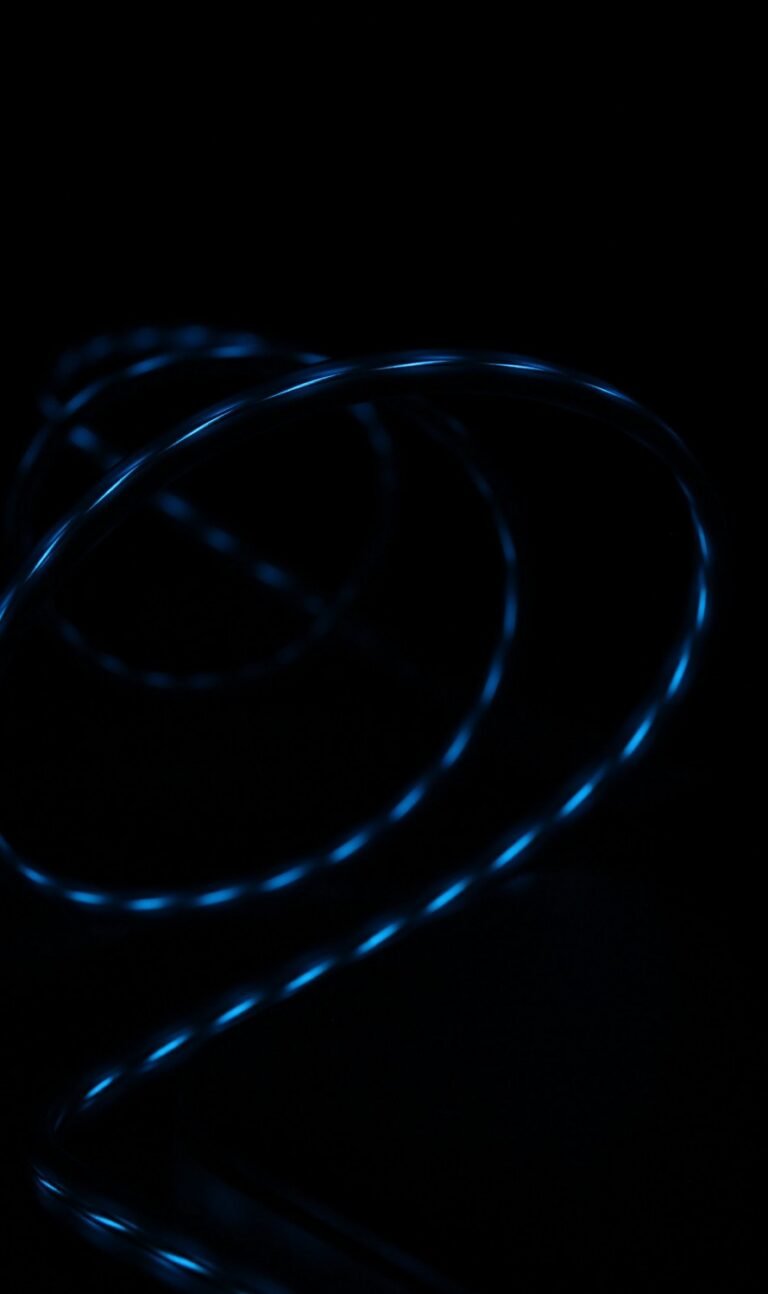 black minimalist wallpaper iphone 13