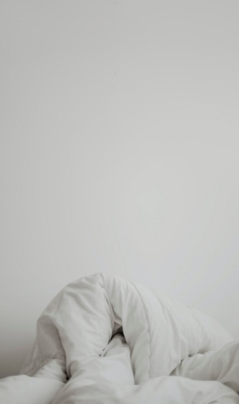 white minimalist wallpaper for iphone 13 hd