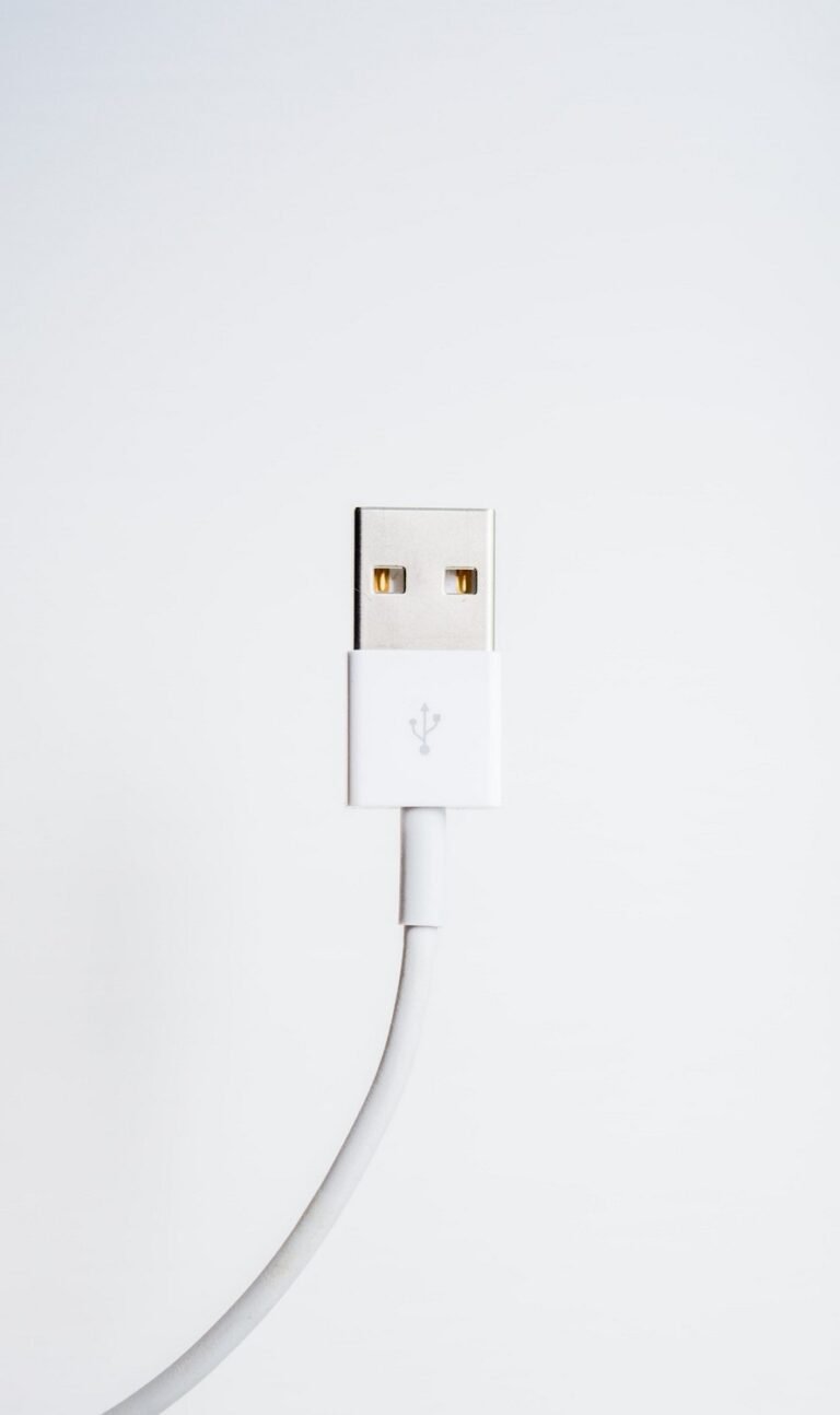 white minimalist wallpaper for iphone 14